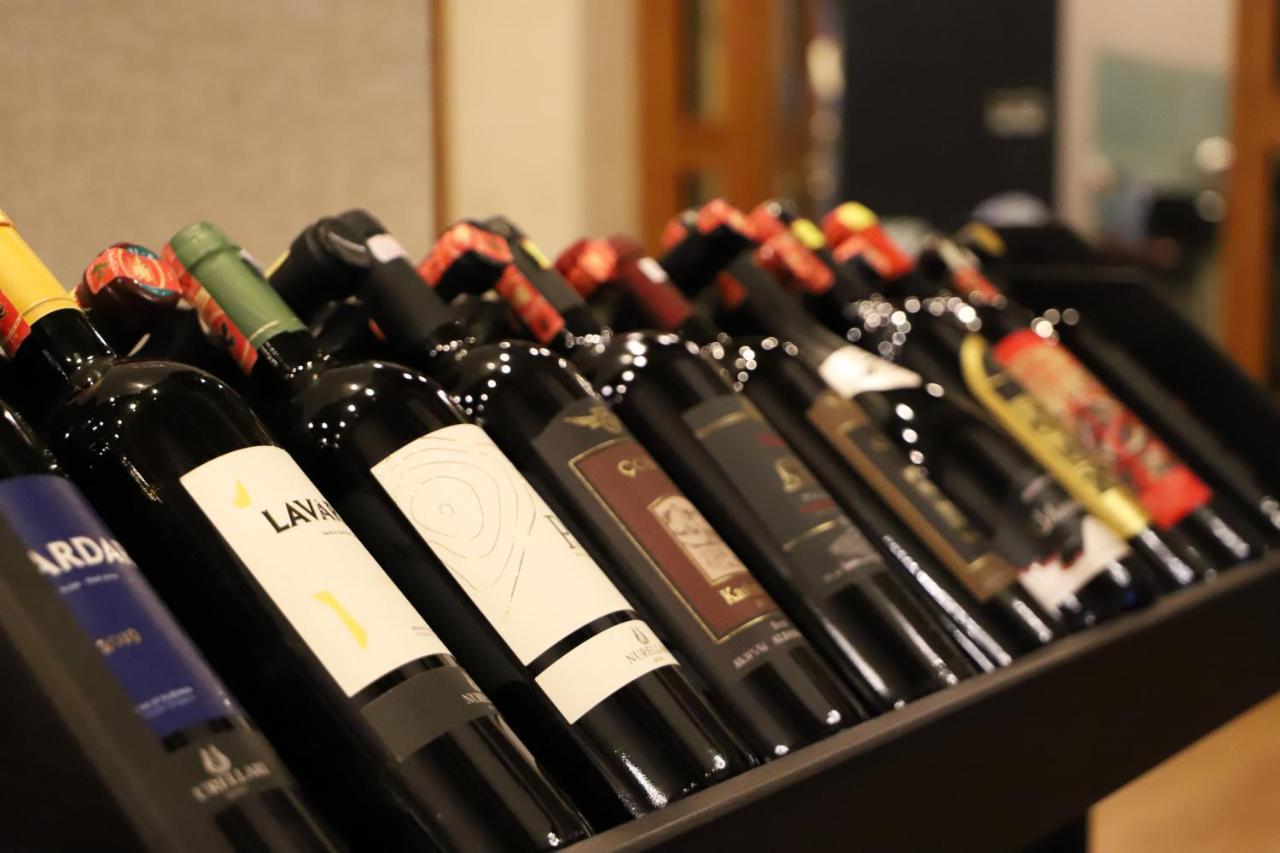 Hotel Colombo Berat Eksteriør bilde A selection of wine bottles