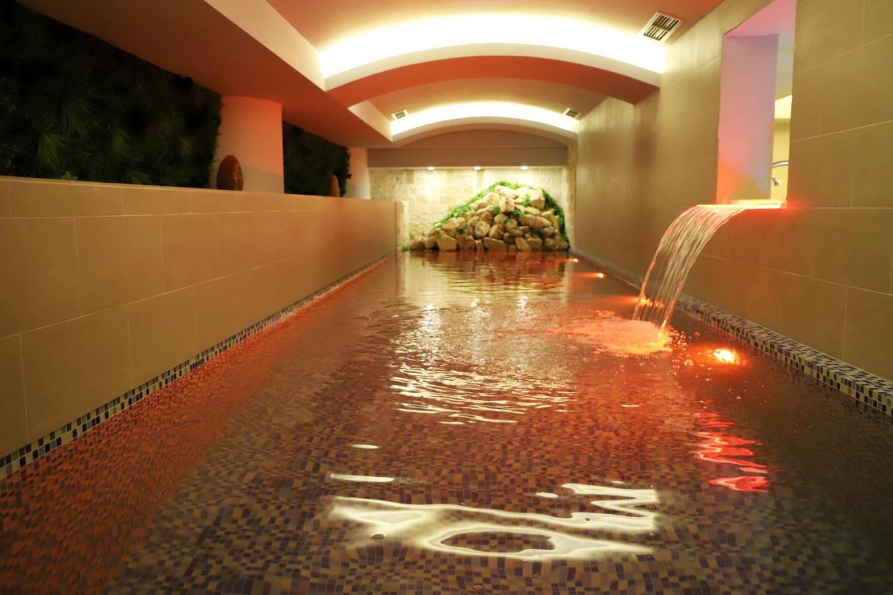 Hotel Colombo Berat Eksteriør bilde A modern onsen in Tokyo
