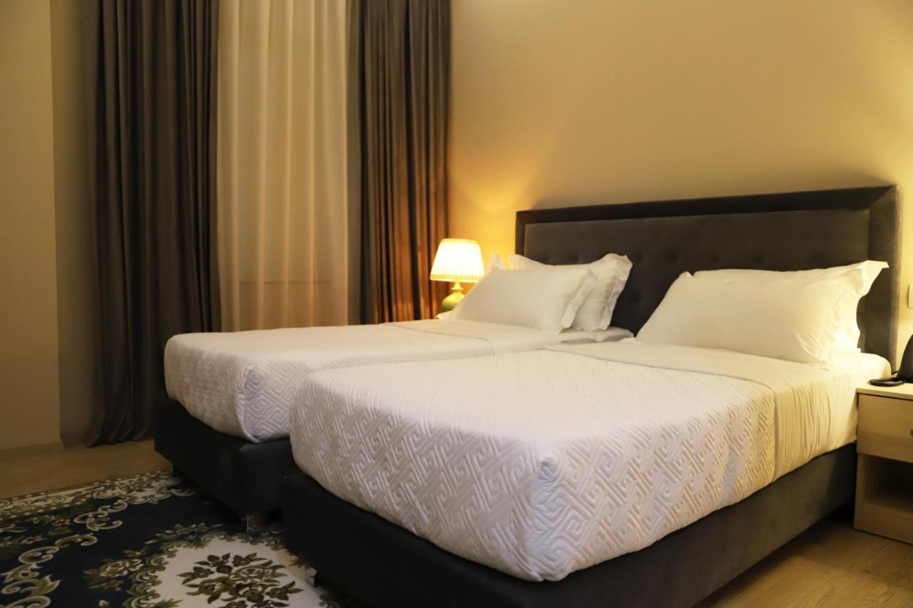 Hotel Colombo Berat Eksteriør bilde A bedroom in a hotel