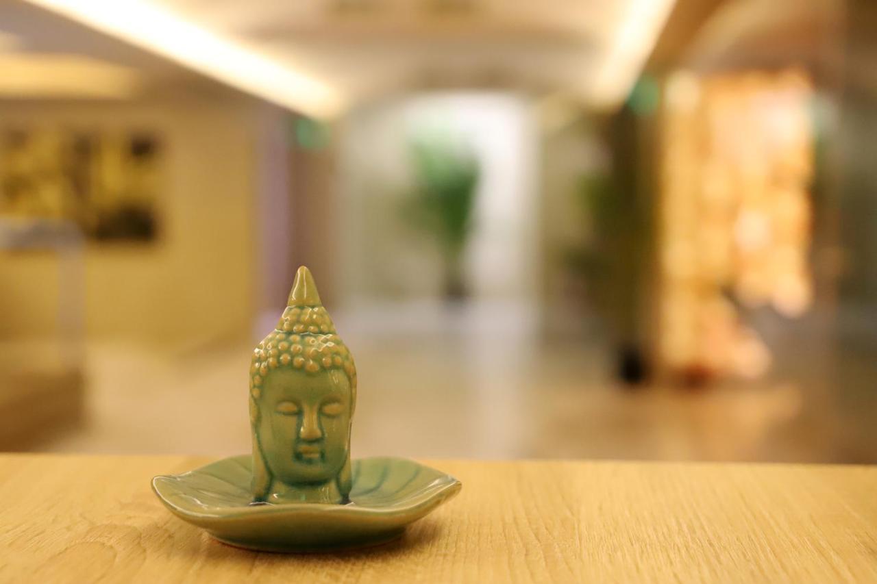 Hotel Colombo Berat Eksteriør bilde A small Buddha statue