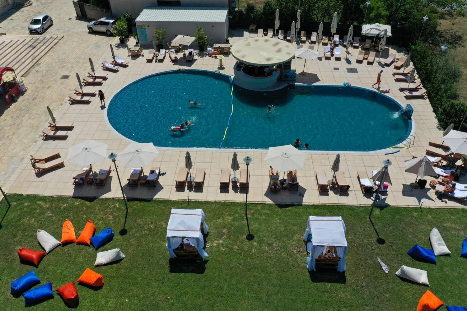 Hotel Colombo Berat Eksteriør bilde The swimming pool at the hotel