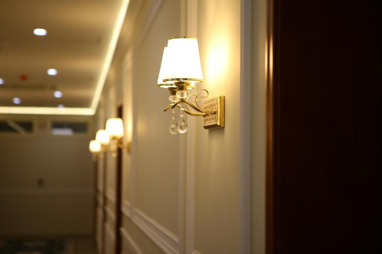 Hotel Colombo Berat Eksteriør bilde A wall light