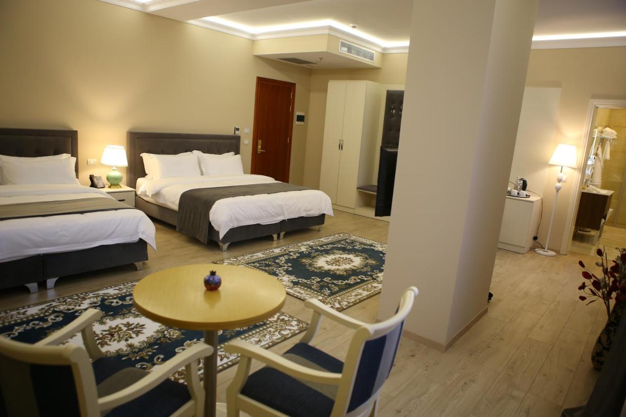 Hotel Colombo Berat Eksteriør bilde A room at the hotel