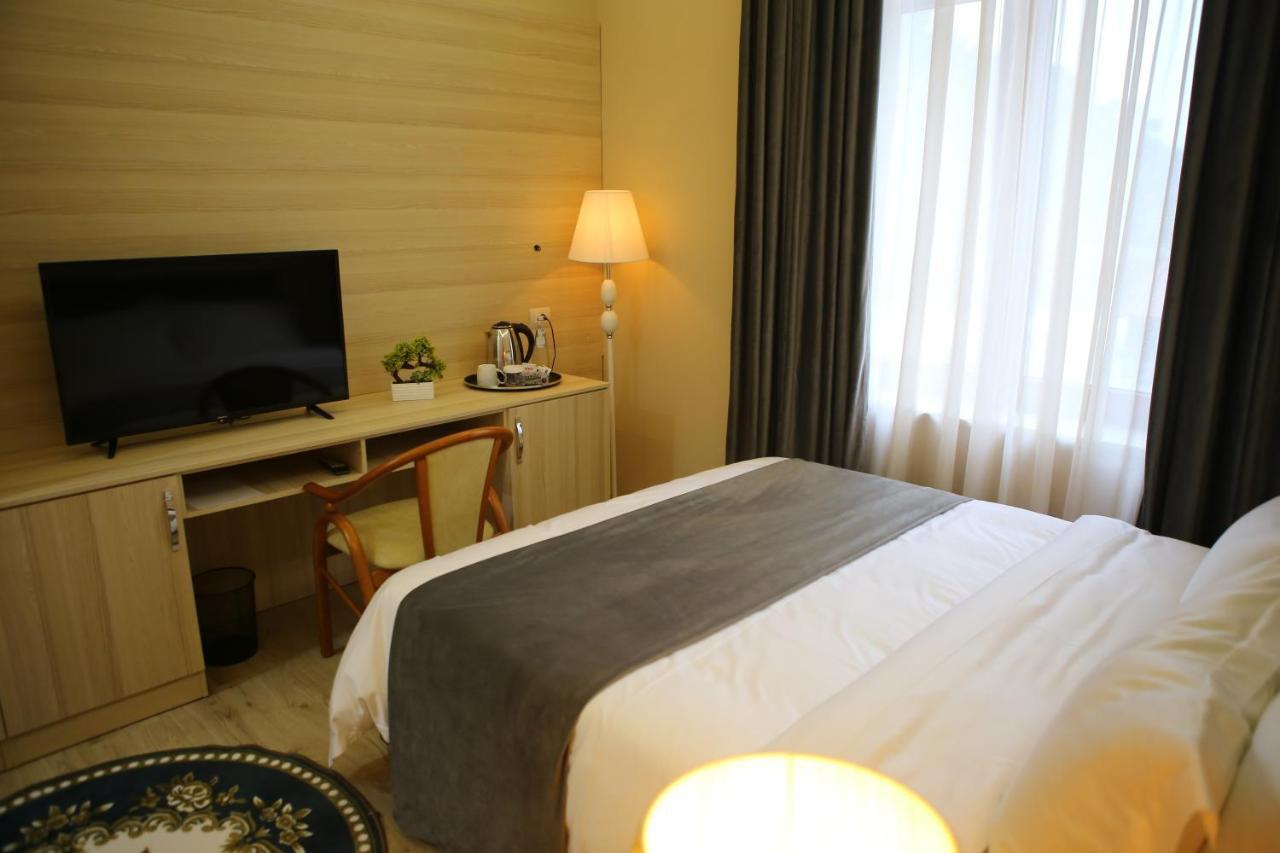 Hotel Colombo Berat Eksteriør bilde A room at the hotel